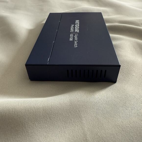 Netgear ProSafe GS108v4 8 Port Gigabit Desktop Ethernet Unmanaged Switch ProSafe - Picture 10 of 13